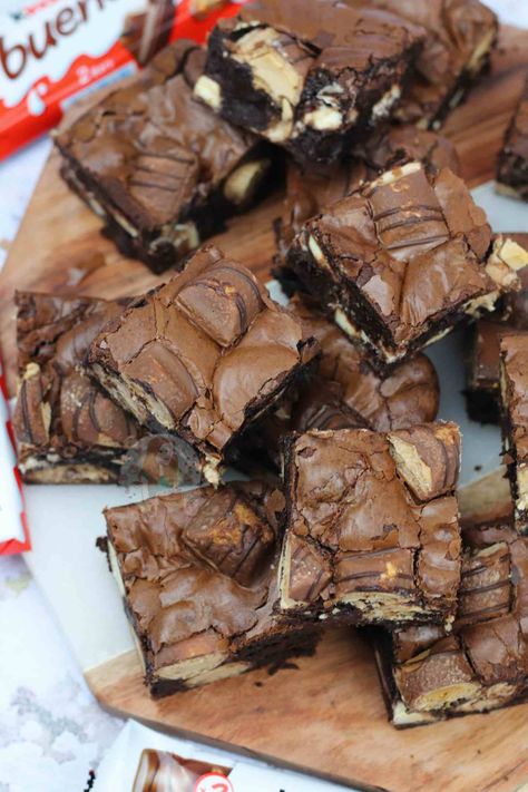 Kinder Bueno Brownies! - Jane's Patisserie Kinder Bueno Recipes, Bueno Brownies, Brownies Decorados, Bueno Recipes, Janes Patisserie, Tray Bake Recipes, Sweet Treats Desserts, Cupcake Recipes Chocolate, Tray Bake