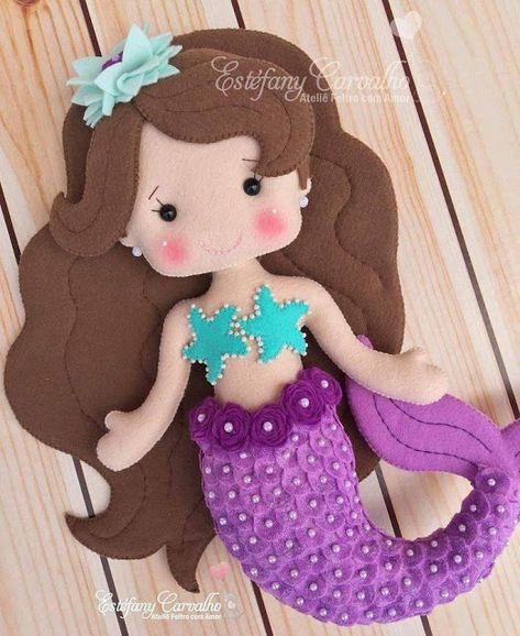 A pequena sereia em feltro com molde para imprimir + 12 ideias para decorar quarto infantil - Como Fazer Felt Mermaid, Felt Doll Patterns, Mermaid Crafts, Felt Crafts Patterns, Baby Mermaid, Felt Pattern, Mermaid Dolls, Felt Patterns, Mermaid Birthday