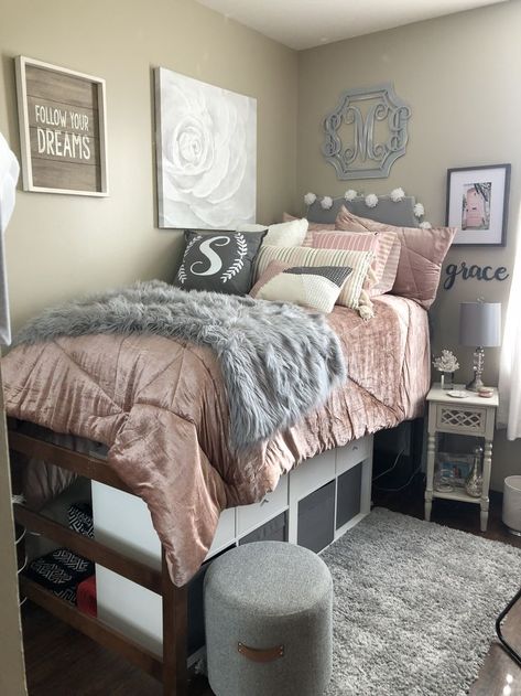 pink and grey dorm room Small College Apartment Bedroom, College Bedroom Decor, College Bedroom Apartment, College Bedroom, Cool Dorm Rooms, College Dorm Room Decor, Dorm Room Designs, Girls Dorm Room, Dorm Room Organization