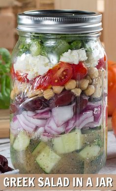 Here's another great salad in a jar recipe! This Greek Salad in a Jar will take your taste buds on a trip to the Mediterranean! Greek Salad Mason Jar, Greek Mason Jar Salad, Mediterranean Salad In A Jar, Mediterranean Jar Salad, Greek Salad In A Jar, Salad In A Jar Recipes, Jar Lunches, Mason Jar Lunch, Salad Jar Recipe