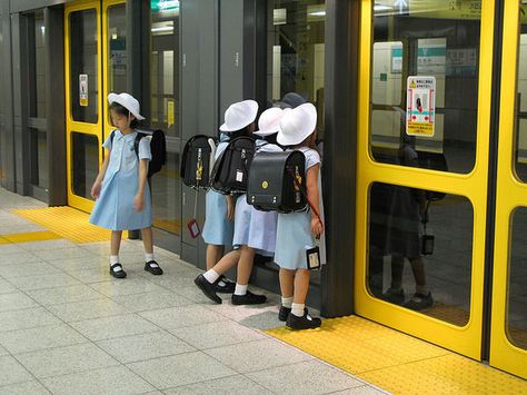 Japanese Elementary School, Japanese Kids, Education Poster Design, Traditional Japanese House, World Thinking Day, Japan Guide, Japan Street, Japan Photography, Student Girl