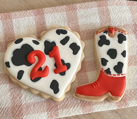 Cow Print Decorated Birthday Cookies Cow Print Cookie Cake, Cow Print Cookies Decorated, Cow Print Cookies, Decorated Birthday Cookies, Country Cookies, Cow Print Birthday, Cow Cookies, First Birthday Cookies, Birthday Party Treats