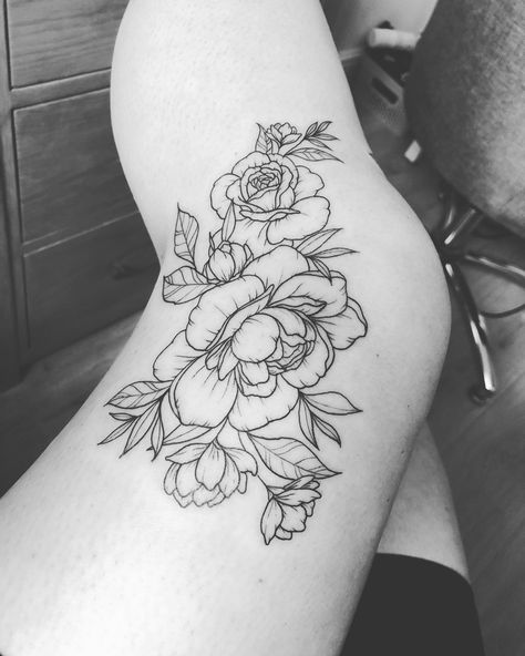 Black and white floral line knee tattoo Knee Tattoo Sketch, Floral Side Knee Tattoo, Around The Knee Floral Tattoo, Flowers Around Knee Tattoo, Fine Line Knee Tattoo, Black And Gray Floral Tattoo, Side Of Knee Tattoos Women, Side Knee Tattoos Women, Knee Flower Tattoo