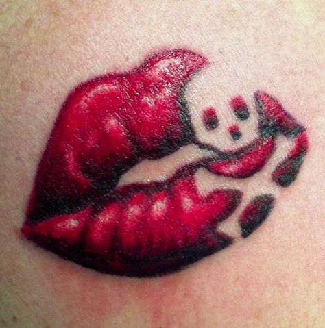 LIPS, SKULL & CROSSBONES!! I want this tat pretty bad! Love it Lips With Skull, Kiss Tattoo, Kiss Tattoos, Best Couple Tattoos, Couples Tattoos, Geniale Tattoos, Lip Tattoos, Skull Tattoos, Dope Tattoos