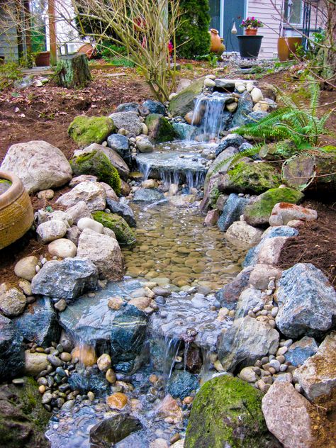 Sungai Aesthetic, Waterfalls Backyard Diy, Corner Waterfall, Backyard Streams, Waterfall At Night, Backyard Pondless Waterfall, Small Garden Corner, Water Fountain Ideas, Backyard Stream