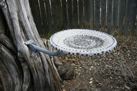 What to do with that old satellite dish??? Make a bird feeder Bird Bath Diy, Bath Diy, Make A Bird Feeder, Bath Redo, Diy Bird Bath, Gardens Ideas, Satellite Dish, Outdoor Crafts, Diy Birds