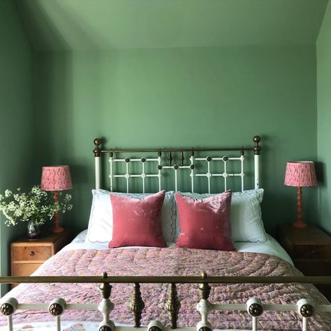 Yeabridge Green, Farrow And Ball Green, Farrow And Ball Bedroom, Georgian Farmhouse, Blue Green Bedrooms, Farrow And Ball Kitchen, Interior Paint Schemes, Mint Bedroom, Breakfast Room Green