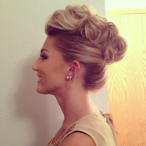 Wedding updo pompadour style Hairstyles Fancy, Double Chin Hairstyles, Pompadour Style, Faux Hawk Hairstyles, Double Menton, Faux Hawk, Peinados Fáciles Para Cabello Corto, Wedding Hairstyles Updo, Fancy Hairstyles