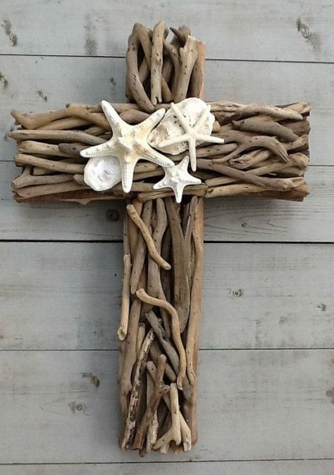 Driftwood Seashell Cross Driftwood Cross, Seashell Cross, Driftwood Diy, Beach House Wall Decor, Art Coquillage, Driftwood Projects, Cross Crafts, Driftwood Decor, Driftwood Crafts