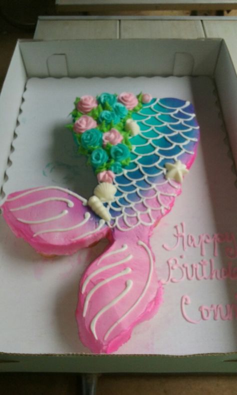 Mermaid tail cupcake cake Under The Sea Pull Apart Cupcakes, Mermaid Tail Cake Ideas, Mermaid Birthday Cupcake Cake, Purple Mermaid Birthday Party, Mermaid Tail Cupcake Cake Pull Apart, Cupcake Mermaid Tail, Mermaid Pull Apart Cupcake Cake, Mermaid Tail Pull Apart Cupcakes, Mermaid Pull Apart Cupcakes