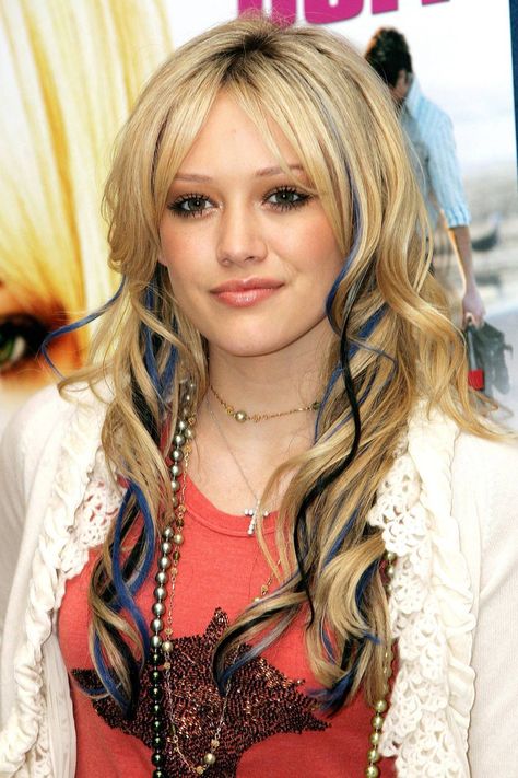 If you were a self-proclaimed hair chameleon then you definitely owned some coloured clip in extensions. Here's Hilary Duff sporting some blue and black streaks. Christina Aguilera Hair, Early 2000s Hair, Early 2000s Hairstyles, 2000 Hair, 2000s Prom, 2000s Hair, 2000s Hairstyles, Hair Color Streaks, Hair Streaks