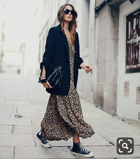 Oversized Black Blazer Outfit, Style Jupe, Dress And Sneakers Outfit, Leopard Maxi Dress, Leopard Print Outfits, Leopard Outfits, Mode Casual, Outfit Trends, Leopard Dress