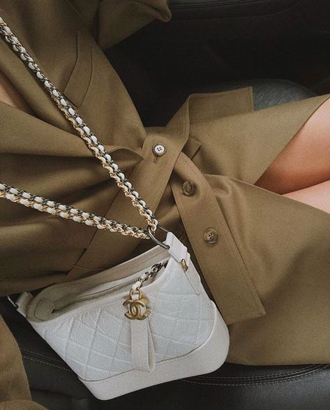 Light Beige Bag Outfit, Chanel Gabrielle Bag, Chanel Allure, Chanel Gabrielle, Gabrielle Chanel, Luxury Purses, Luxury Bag, Vivienne Westwood, Fashion Makeup