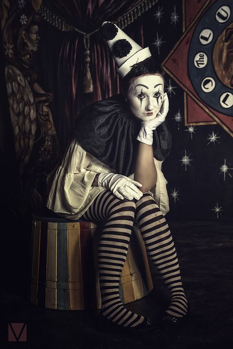 Gregor Samsa Costume, Queer Halloween Costume, Jester Core, French Clown, Pierrot Costume, Vintage Circus Costume, Circus Photography, Gregor Samsa, Creepy Circus