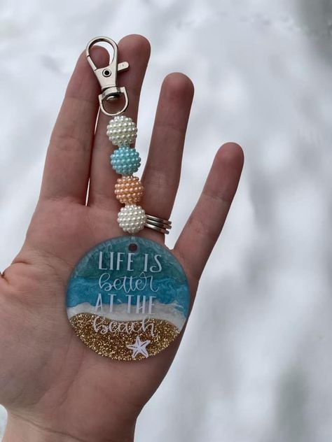 Diy Beach Gifts, Resin Keychain Diy, Resin Keychain Tutorial, Resin Cute Keychain, Resin Key Chains, Resin Keychain Ideas, Resin Art Keychain, Beach Theme Resin Keychain, Resin Art Keychain Letters