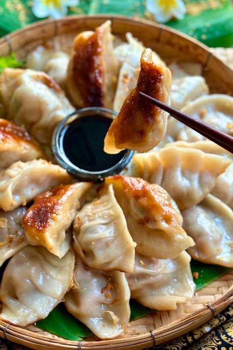 This easy pork gyoza recipe is perfect for a tasty appetizer. Make these pan-fried and steamed dumplings at home for the best snack. Fried Dumplings Aesthetic, Gyoza Recipe Pork, Gyoza Wrapper Recipe, Pork Gyoza Recipe, Thai Dumplings, Gyoza Wrappers, Pork Gyoza, Chinese Buns, Gyoza Recipe