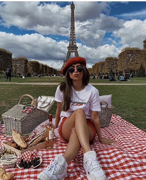 ✺@tessmaretz Paris Travel Photography, Paris Photoshoot, Paris Summer, Instagram Baddie, Paris Pictures, Europe Outfits, Paris Mode, Travel Photography Inspiration, Paris Trip