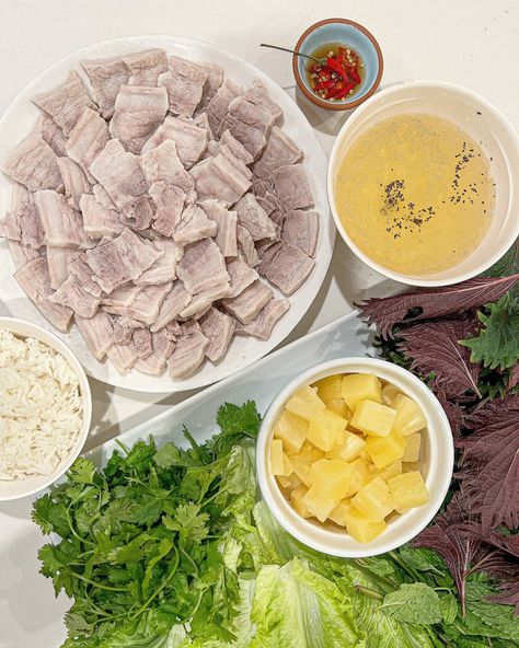 Korean Boiled Pork Belly, Pork Belly Spring Rolls, Boiled Pork Belly, Pork Belly Recipes, Spring Roll Recipe, Shrimp Paste, Food Asian, Korean Dishes, Cook Off