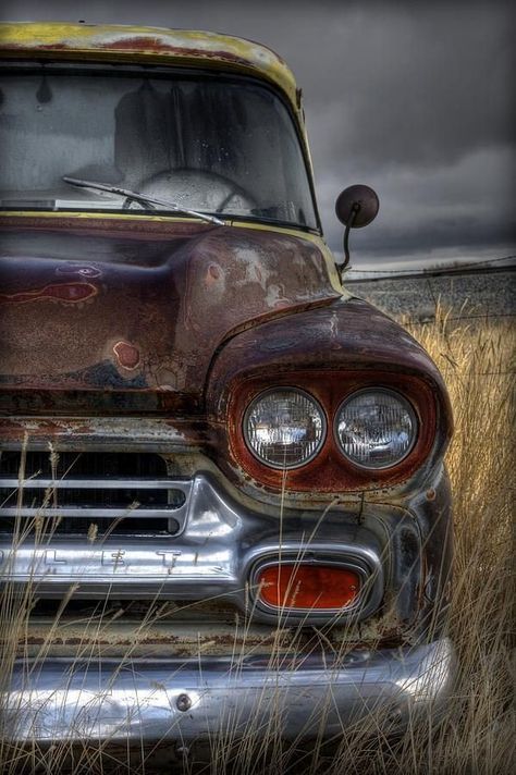 Vintage Chevy Trucks, Trucks Lifted, Studebaker Trucks, Vintage Auto's, Classic Cars Chevy, Carros Vintage, Pompe A Essence, Rusty Cars, Old Pickup