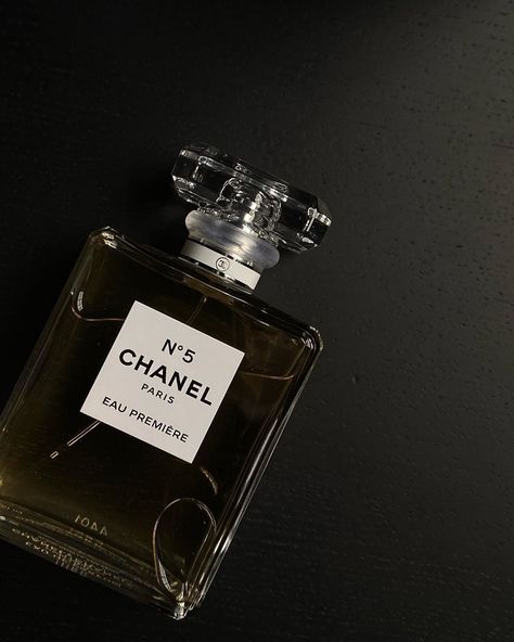 N 5 Chanel, Fragrance Bottle Design, Alexis Foreman, Aesthetic Perfume, U Design, Chanel 5, Chanel No5, Perfume Aesthetic, Chanel Fragrance