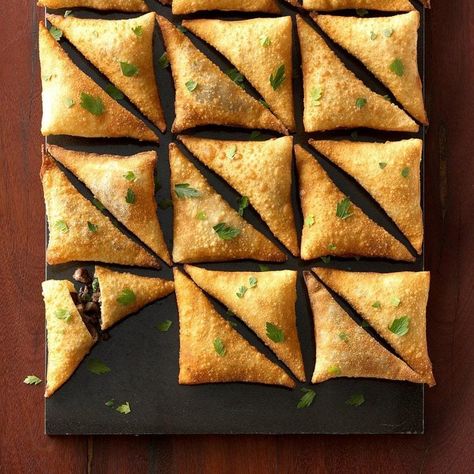 Beef Wellington Fried Wontons Won Ton, Fried Wontons, Wonton Recipes, Wonton Wrappers, Beef Wellington, Wontons, Party Appetizers, Potluck Recipes, Cheese Ball