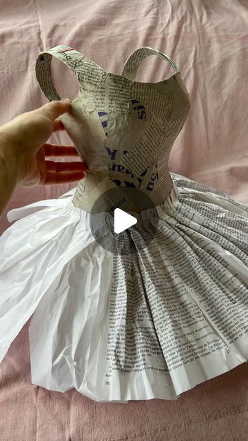 Sculpture With Paper, How To Make Paper Dress, How To Make A Paper Doll, Paper Layering Art, Papier Mache Art Ideas, Paper Dress Template, Paper Dress Fashion, Paper Dress Diy, Paper Gown