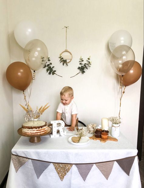 1st Birthday Party Table Decorations, One Year Birthday Table Decoration, Simple One Year Birthday Decor, Simple 1st Birthday Ideas, 1st Birthday Morning Ideas, Minimal First Birthday Party, Minimalist Party Decor Birthday, Birthday For 1 Year, Aesthetic First Birthday