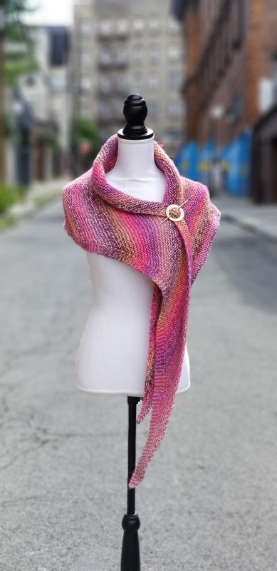 Knitted Triangle Scarf Pattern Free, Triangle Scarf Knitting Pattern, Knit A Triangle, Knitted Triangle Scarf, Knitted Triangle, Scarf Ideas, Knit Accessories, Knitting Patterns Free Scarf, Easy Knitting Projects