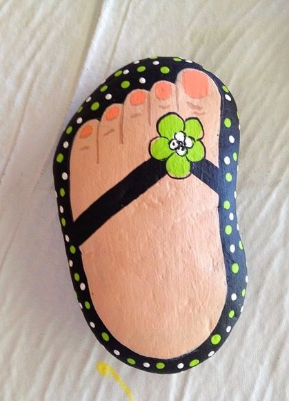 Flip flop rock Caillou Roche, Rock Kunst, Art Pierre, Rock And Pebbles, Painted Rocks Diy, Rock Painting Ideas Easy, Rock Painting Patterns, Painted Stone, Paint Rock