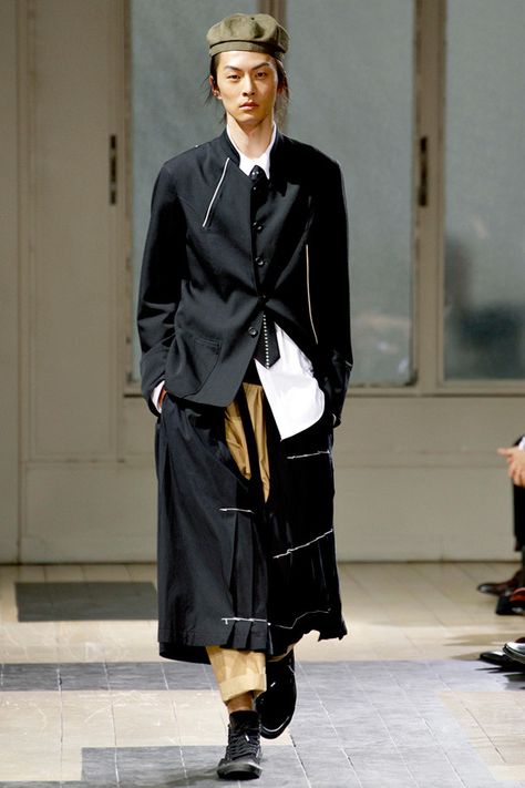 Yohji Yamamoto 2012 Spring/Summer Collection | HYPEBEAST Yoji Yamamoto, Japanese Fashion Designers, Rei Kawakubo, Male Fashion Trends, Style Noir, Yohji Yamamoto, Inspiration Mode, Mode Inspiration, Japanese Fashion