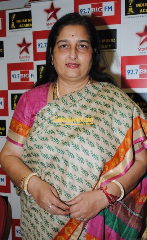 Anuradha Paudwal Anuradha Paudwal, Movie Cast, Krishna Songs, Beautiful Women Over 40, Porto Portugal, Beautiful Saree, Indian Beauty Saree, India Beauty, Celebrity Dresses