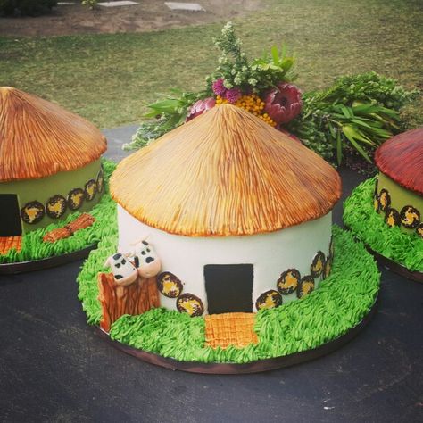 Xhosa huts for a traditional Xhosa wedding,  by www.facebook.com/gingerpops Traditional Wedding Food, Xhosa Traditional Wedding, Xhosa Wedding, Africa Cake, Reception Decoration Ideas, Outdoor Wedding Reception Decorations, Wedding Cake Centerpieces, Cake Bouquet, Cake For Husband