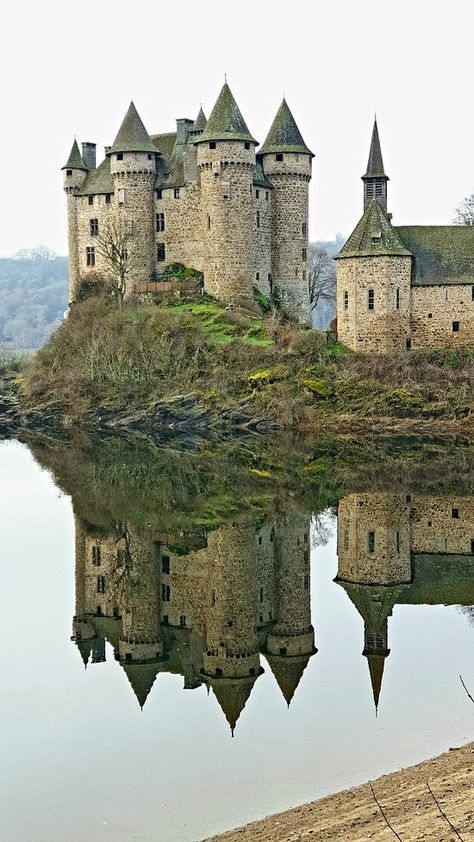 Medieval French Castle, Model Castle, Templar Knight, Knight Templar, Old Castle, Chateau Medieval, Romanesque Architecture, Castle Mansion, French Castles