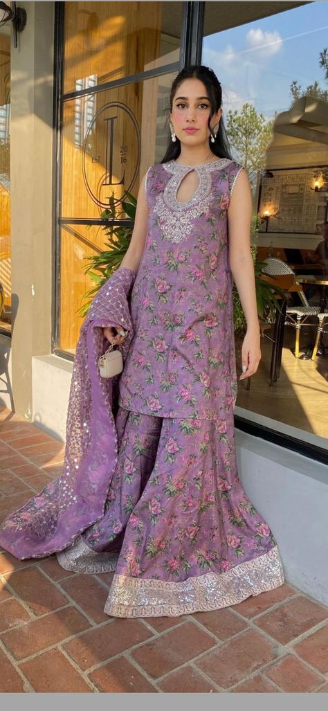 Eid Dress Ideas, Lawn Dress Design, Simple Dress Casual, Pakistani Formal Dresses, Desi Fits, Authentic Beauty, Latest Dress Design, Neck Designs For Suits, Stylish Short Dresses