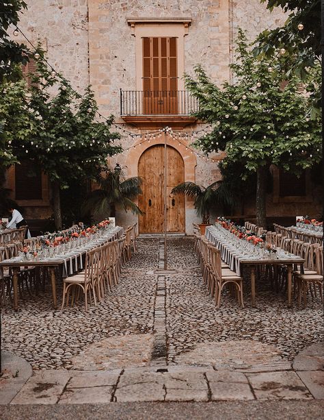 This stylish destination wedding in Mallorca, Spain was full of warm floral tones, wood, and stone created an elegant palette for this couple's destination wedding. #Wedding #DestinationWedding #Spain #FallWedding #WeddingInspiration #WeddingIdeas #WarmWeddingColors #RealWedding #WeddingTrends | Martha Stewart Weddings Secluded Wedding, Deia Mallorca, Destination Wedding Spain, Beautiful Wedding Centerpiece, Courtyard Wedding, Wedding Spain, Spanish Wedding, Tuscan Wedding, Wedding Spot