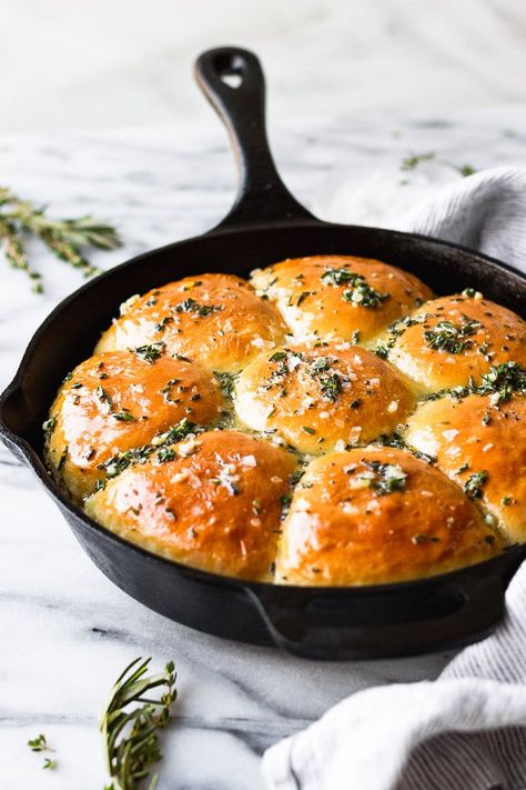 Homemade Garlic Herb Dinner Rolls are soft and fluffy. Brushed with garlic and fresh herb mixture hot out of the oven, they are completely irresistible! They're easier to make than you might think, and are perfect for special dinners or anytime you need a delicious bread roll as a side! Herb Dinner Rolls, Savory Breads, Garlic Rolls, Chicory Recipe, Healthy Bread Recipes, Herb Bread, Vegetarian Thanksgiving, Homemade Dinner Rolls, Dinner Rolls Recipe