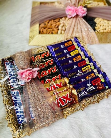 Engagement Marawa Ideas, Chocolate Packing Ideas Gift, Engagement Packing Ideas For Bride, Hamper Decoration, Engagement Packing, Cadbury Fruit And Nut, Wedding Packing, Wedding Gift Hampers, Dry Fruit Tray