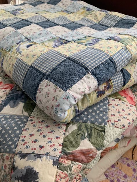 Cute Quilts, Patchwork Quilt, Quilting Ideas, Room Inspiration Bedroom, Step By Step Guide, Yahoo Mail, Dream House Decor, Apartment Ideas, Quilt Bedding