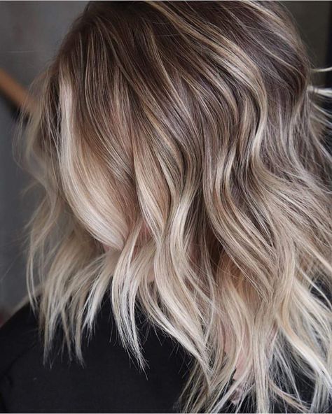 Darker Roots Blonde Hair, Darker Roots Blonde Hair Balayage, Blonde Hair Balayage, Roots Blonde Hair, Honey Blonde Hair, Blonde Hair Looks, Hair Balayage, Brown Blonde Hair, Hair Skin Nails