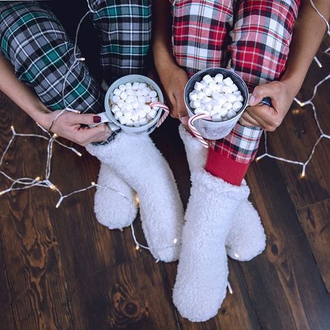 Hot cocoa, pjs and holiday movies kinda night Hot Cocoa Photoshoot, Holiday Sleepover, 30 Photoshoot, Christmas Pictures Friends, Winter Goals, Christmas Instagram Pictures, Bff Christmas, Holiday Shoot, Christmas Poses