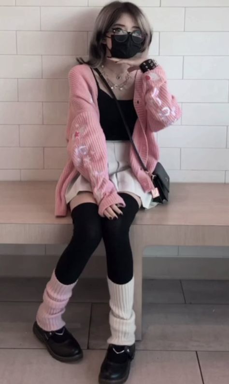 Pastel Goth Outfits With Pants, Pink Pastel Goth Outfit, Soft Goth Outfits Pastel Grunge, E Girl Outfits Pink, Pink Alt Outfits, Pastel Goth Outfits Aesthetic, Pastel Grunge Outfits, Soft Goth Outfits, Goth Outfits Aesthetic