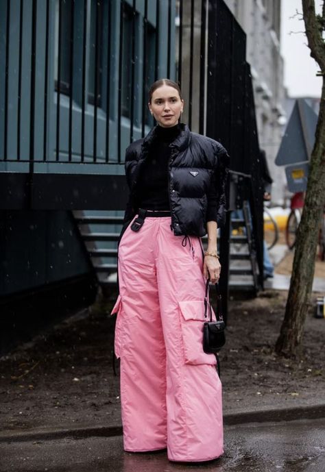 Black Prada puffer vest + black turtleneck + oversized pink cargo pants + Prada Cleo bag. 2022 street style fashion trends at Copenhagen fashion week #streetstyle #fashionweekstreetstyle #2022fashiontrends #copenhagenfashionweek #fashionoutfits copenhagen style fall winter outfits Copenhagen Fashion Week Street Style, Pink Cargo Pants, Fashion Week Outfit, Copenhagen Fashion, Moda Chic, Pant Trends, Copenhagen Style, Copenhagen Fashion Week, Looks Street Style