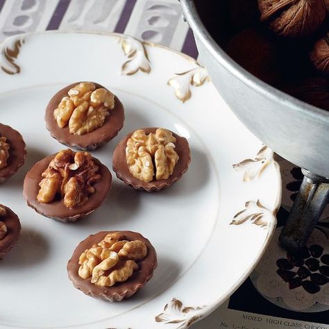 Coffee Walnut Whips (a grown-up version for licking) - The Happy Foodie Chocolate Orange Tart, Chocolate And Orange Tart, Walnut Whip, Orange Tart, Curry Pasta, Salad Cake, Rick Stein, Chocolate Dishes, British Baking