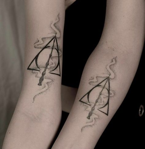 Harry Potter Matching Tattoos Best Friends, Best Friend Tattoos Harry Potter, Harry Potter Friend Tattoos, Harry Potter Best Friend Tattoos, Random Tattoos Ideas, Harry Potter Couple Tattoos, Matching Harry Potter Tattoos, Soulmate Sister, 3 Best Friend Tattoos