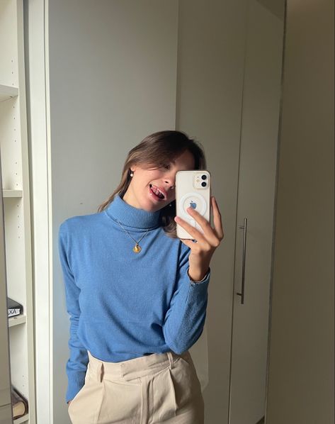 Blue Turtleneck Sweater Outfit, Light Blue Turtleneck Outfit, Blue Turtle Neck Outfit, Beige Turtleneck Outfit, Blue Turtleneck Outfit, Turtleneck Outfit Winter, College Lookbook, Ab Outfits, Blue Top Outfit