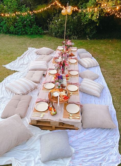 Picnic B Day Party, Sweet Sixteen Picnic Ideas, Floor Picnic Indoor, Outdoor Picnic Birthday Ideas, Big Picnic Party, Picnic On A Budget, Palette Table Outdoor Party, Outdoor Picnic Party Ideas, Cheap Seating Ideas