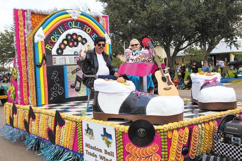 http://www.wintertexantimes.com/news/local-news/1089-texas-citrus-fiesta-announces-winter-texan-winners.html Parade Float Theme, Parade Float Ideas, Rally Idea, 50s Theme Parties, Homecoming Decorations, Ideas Aniversario, Homecoming Floats, Christmas Parade Floats, 80s Party Decorations