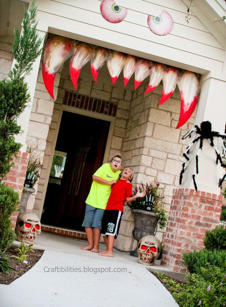 Over 17 Super Fun Halloween Themed Front Door and Porch Ideas - Fun DIY Decorations for Halloween - www.kidfriendlythingstodo.com Diy Halloween Door Decorations, Porche Halloween, Halloween Diy Door, Diy Halloween Dekoration, Boo Bash, Halloween Front Door Decorations, Strašidelný Halloween, Diy Haunted House Props, Halloween Diy Outdoor