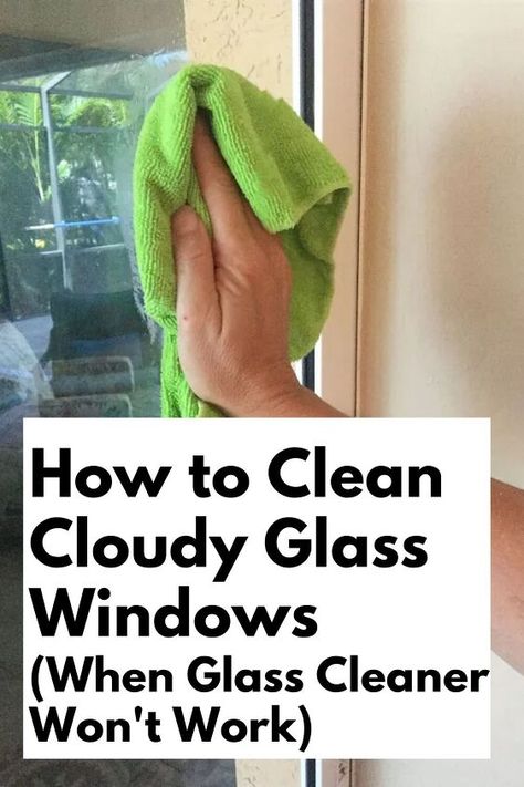 Diy Window Cleaner, Diy Glass Cleaner, Window Cleaning Tips, Window Cleaner Homemade, Homemade Glass Cleaner, Window Cleaning Solutions, Cleaning Windows, Easy Cleaning Hacks, Homemade Cleaning Solutions