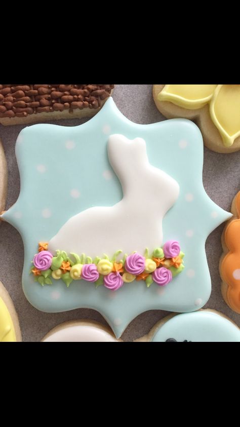 Easter Sugar Cookies Decorated, Easter Cookie Cake, Flower Sugar Cookies, Easter Bunny Cookies, Royal Iced Cookies, Easter Sugar Cookies, Easter Sweets, Spring Cookies, Bunny Cookies